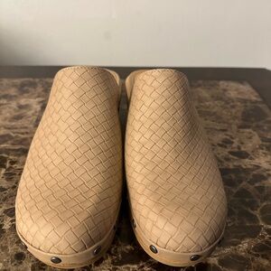 NWOT Falls Creek WILIA Woven Stylish COMFY Tan Slip-On Clogs Size 9